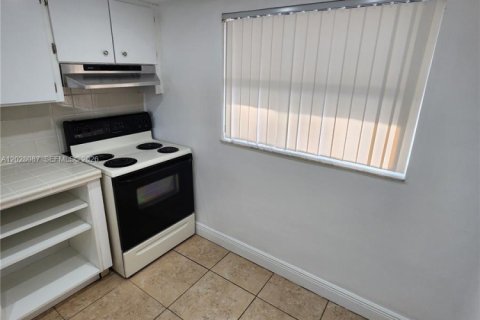 Condo in Miami, Florida, 2 bedrooms  № 2086669 - photo 10