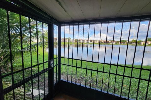 Condo in Miami, Florida, 2 bedrooms  № 2086669 - photo 29
