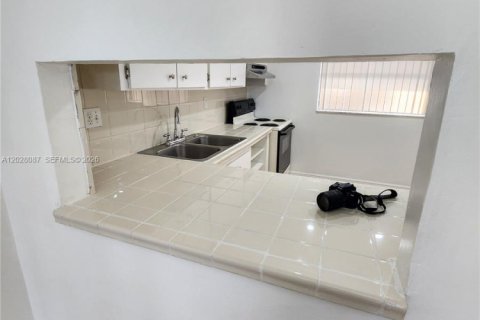 Condo in Miami, Florida, 2 bedrooms  № 2086669 - photo 11