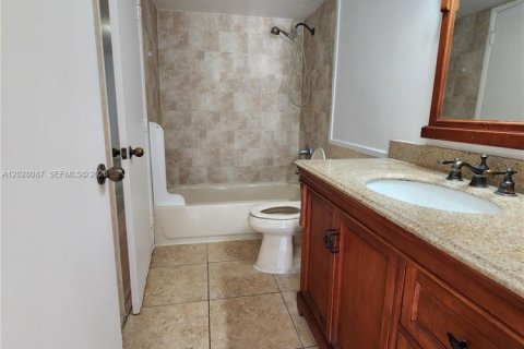 Condo in Miami, Florida, 2 bedrooms  № 2086669 - photo 21
