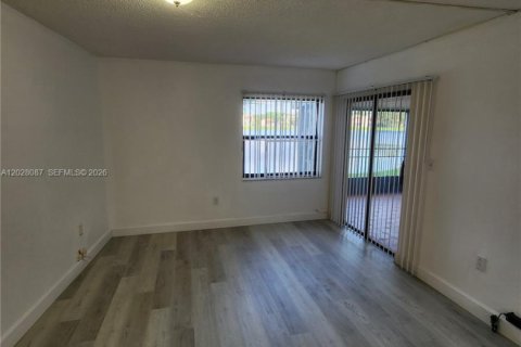 Condo in Miami, Florida, 2 bedrooms  № 2086669 - photo 24