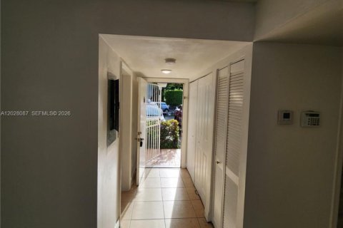 Condo in Miami, Florida, 2 bedrooms  № 2086669 - photo 15