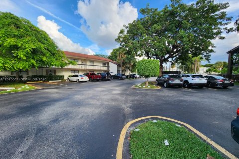 Condo in Miami, Florida, 2 bedrooms  № 2086669 - photo 3