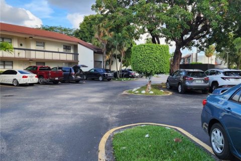 Condo in Miami, Florida, 2 bedrooms  № 2086669 - photo 2