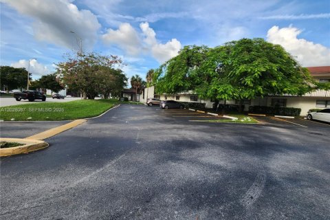 Condo in Miami, Florida, 2 bedrooms  № 2086669 - photo 4
