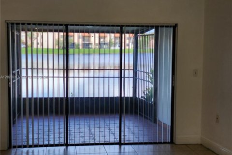Condo in Miami, Florida, 2 bedrooms  № 2086669 - photo 13