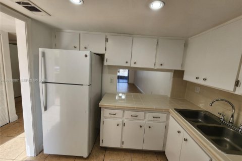 Condo in Miami, Florida, 2 bedrooms  № 2086669 - photo 14