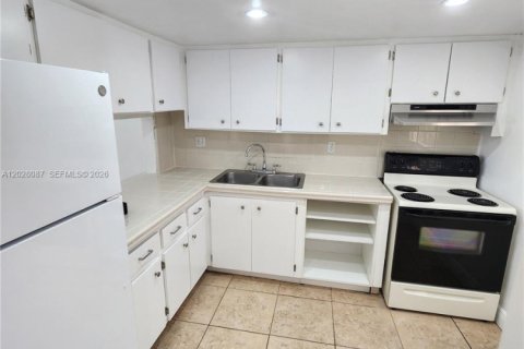 Condo in Miami, Florida, 2 bedrooms  № 2086669 - photo 8