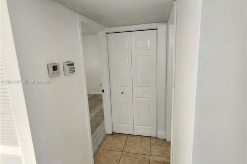 Condo in Miami, Florida, 2 bedrooms  № 2086669 - photo 17