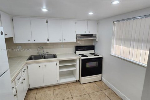 Condo in Miami, Florida, 2 bedrooms  № 2086669 - photo 7