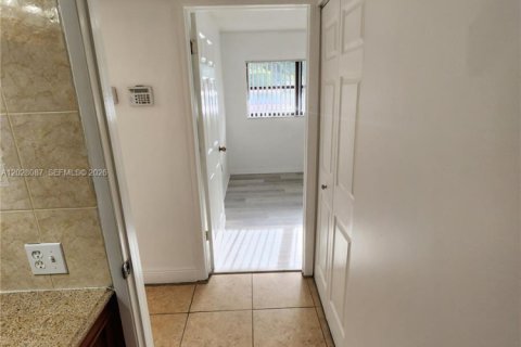 Condo in Miami, Florida, 2 bedrooms  № 2086669 - photo 23