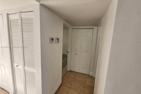 Condo in Miami, Florida, 2 bedrooms  № 2086669 - photo 16