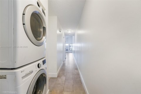 Casa en alquiler en Miami, Florida, 3 dormitorios, 111.48 m2 № 2006742 - foto 12