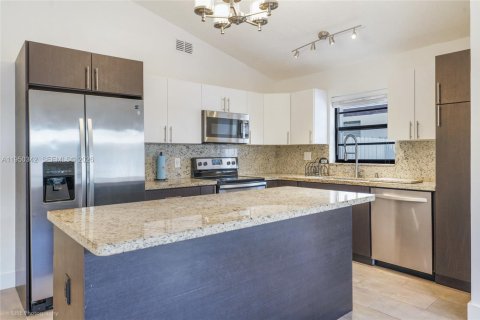 Casa en alquiler en Miami, Florida, 3 dormitorios, 111.48 m2 № 2006742 - foto 3