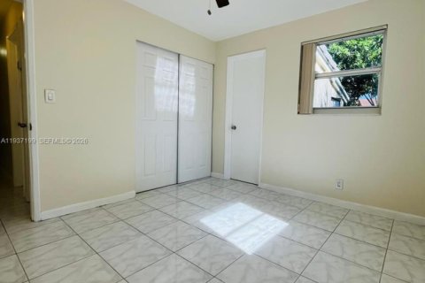 Снять в аренду виллу или дом в Окленд-Парк, Флорида 3 спальни, 93.65м2, № 1995089 - фото 17