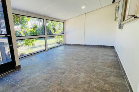 Снять в аренду виллу или дом в Окленд-Парк, Флорида 3 спальни, 93.65м2, № 1995089 - фото 8