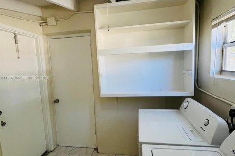 Снять в аренду виллу или дом в Окленд-Парк, Флорида 3 спальни, 93.65м2, № 1995089 - фото 18