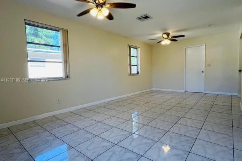 Снять в аренду виллу или дом в Окленд-Парк, Флорида 3 спальни, 93.65м2, № 1995089 - фото 13