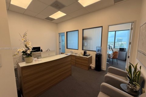 Купить коммерческую недвижимость в Авентура, Флорида № 2044203 - фото 4