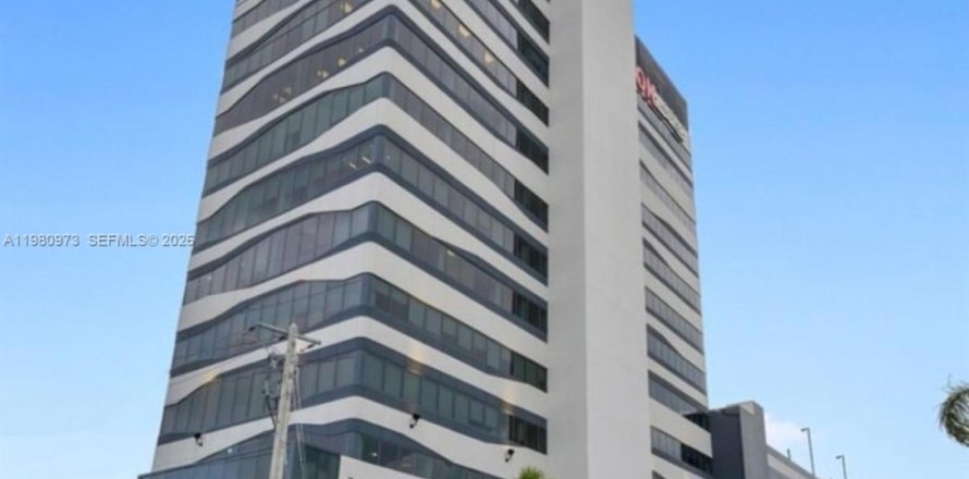 Коммерческая недвижимость в Авентура, Флорида № 2044203