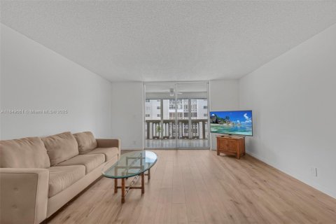 Condo in Hallandale Beach, Florida, 2 bedrooms  № 1852286 - photo 9