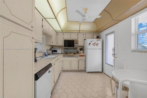 Condo in Hallandale Beach, Florida, 2 bedrooms  № 1852286 - photo 11