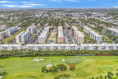 Condo in Hallandale Beach, Florida, 2 bedrooms  № 1852286 - photo 25