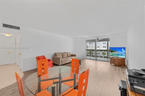 Condo in Hallandale Beach, Florida, 2 bedrooms  № 1852286 - photo 7