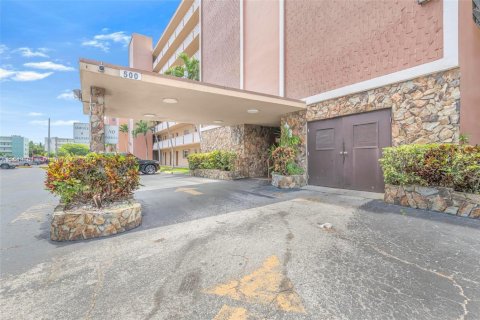 Condo in Hallandale Beach, Florida, 2 bedrooms  № 1852286 - photo 2