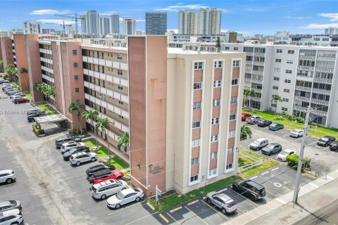 Condo in Hallandale Beach, Florida, 2 bedrooms  № 1852286 - photo 23