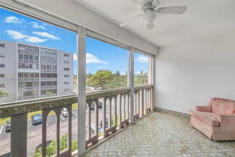 Condo in Hallandale Beach, Florida, 2 bedrooms  № 1852286 - photo 20