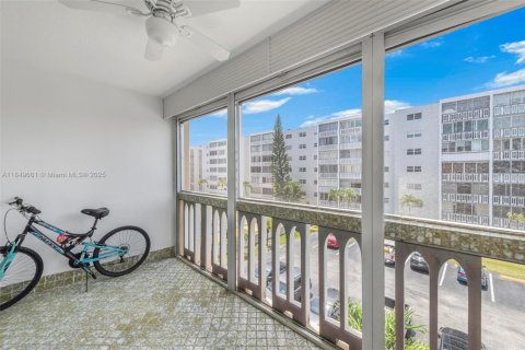 Condo in Hallandale Beach, Florida, 2 bedrooms  № 1852286 - photo 21