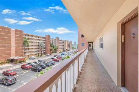 Condo in Hallandale Beach, Florida, 2 bedrooms  № 1852286 - photo 4