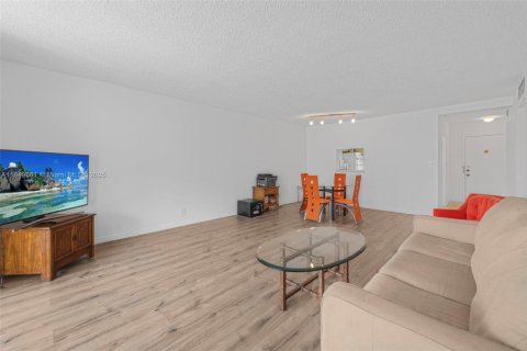 Condo in Hallandale Beach, Florida, 2 bedrooms  № 1852286 - photo 10