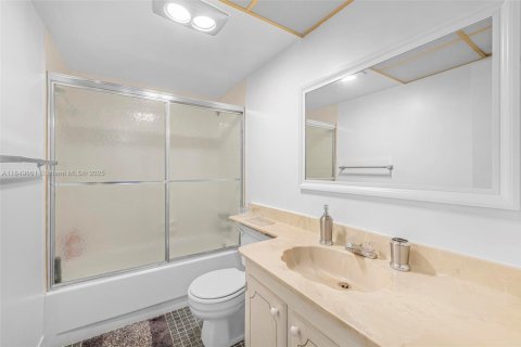 Condo in Hallandale Beach, Florida, 2 bedrooms  № 1852286 - photo 16