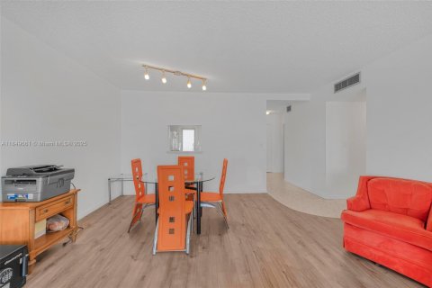 Condo in Hallandale Beach, Florida, 2 bedrooms  № 1852286 - photo 8