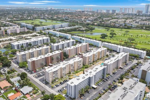 Condo in Hallandale Beach, Florida, 2 bedrooms  № 1852286 - photo 27