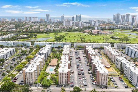 Condo in Hallandale Beach, Florida, 2 bedrooms  № 1852286 - photo 26