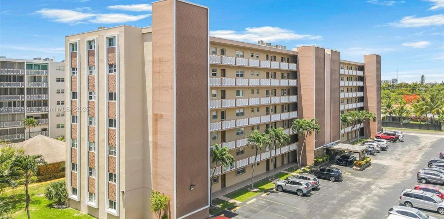 Condo in Hallandale Beach, Florida, 2 bedrooms  № 1852286
