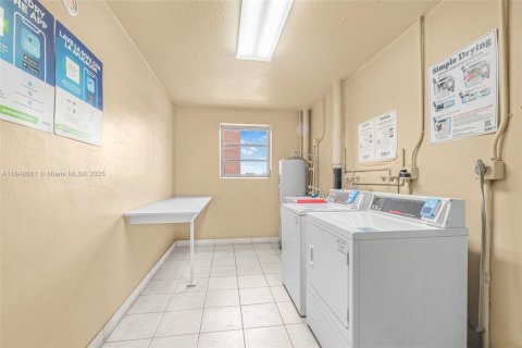 Condo in Hallandale Beach, Florida, 2 bedrooms  № 1852286 - photo 22