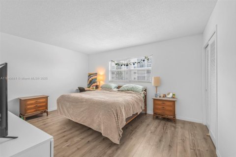 Condo in Hallandale Beach, Florida, 2 bedrooms  № 1852286 - photo 17