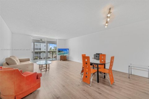 Condo in Hallandale Beach, Florida, 2 bedrooms  № 1852286 - photo 6