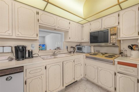 Condo in Hallandale Beach, Florida, 2 bedrooms  № 1852286 - photo 13