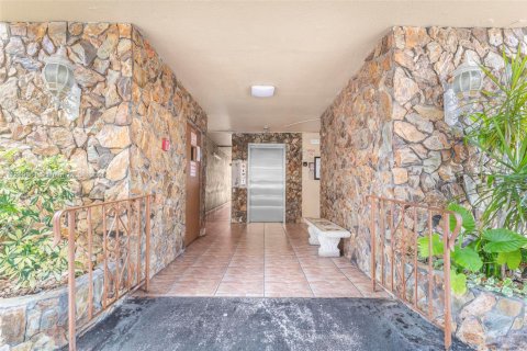 Condo in Hallandale Beach, Florida, 2 bedrooms  № 1852286 - photo 3
