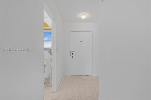 Condo in Hallandale Beach, Florida, 2 bedrooms  № 1852286 - photo 5