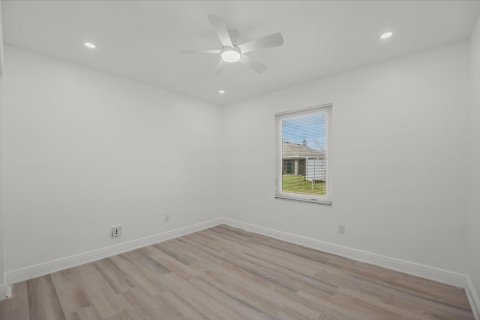 House in Port St. Lucie, Florida 3 bedrooms, 159.23 sq.m. № 2392013 - photo 18