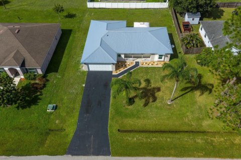 House in Port St. Lucie, Florida 3 bedrooms, 159.23 sq.m. № 2392013 - photo 27