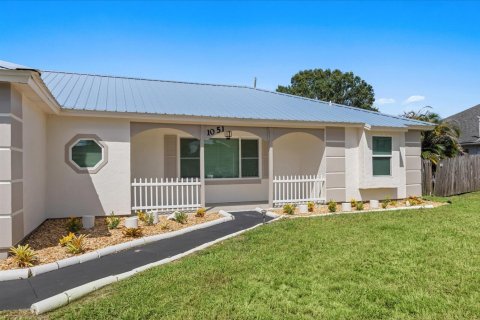House in Port St. Lucie, Florida 3 bedrooms, 159.23 sq.m. № 2392013 - photo 2