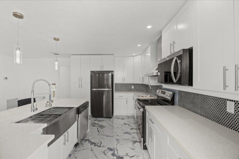 House in Port St. Lucie, Florida 3 bedrooms, 159.23 sq.m. № 2392013 - photo 10