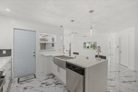 House in Port St. Lucie, Florida 3 bedrooms, 159.23 sq.m. № 2392013 - photo 11